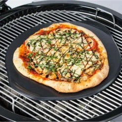 Pierre à Pizza En Céramique Pour Barbecue Weber GBS Ø 46,4 Cm -Art du Grill 8830 pierre a pizza ceramique ambiance 2 min