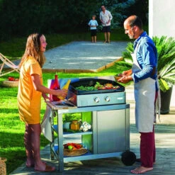 Plancha à Gaz Le Marquier Signature Allure 260 Inox + Desserte Inox 7 Plancha à Gaz Le Marquier Signature Allure 260 Inox + Desserte Inox -Art du Grill allure 260 desserte inox ambiance 2 min