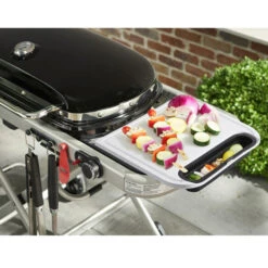 Planche à Découper Et De Service Amovible Pour Barbecue Weber Traveler 11 Planche à Découper Et De Service Amovible Pour Barbecue Weber Traveler -Art du Grill planche weber plastique recuperateur 3