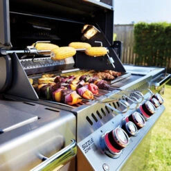 Rôtissoire Inox Pour Barbecue Napoleon Prestige PRO 500 Et Lex 485 -Art du Grill pro500rsib 2 close up food on grill gas on napoleon grills 1